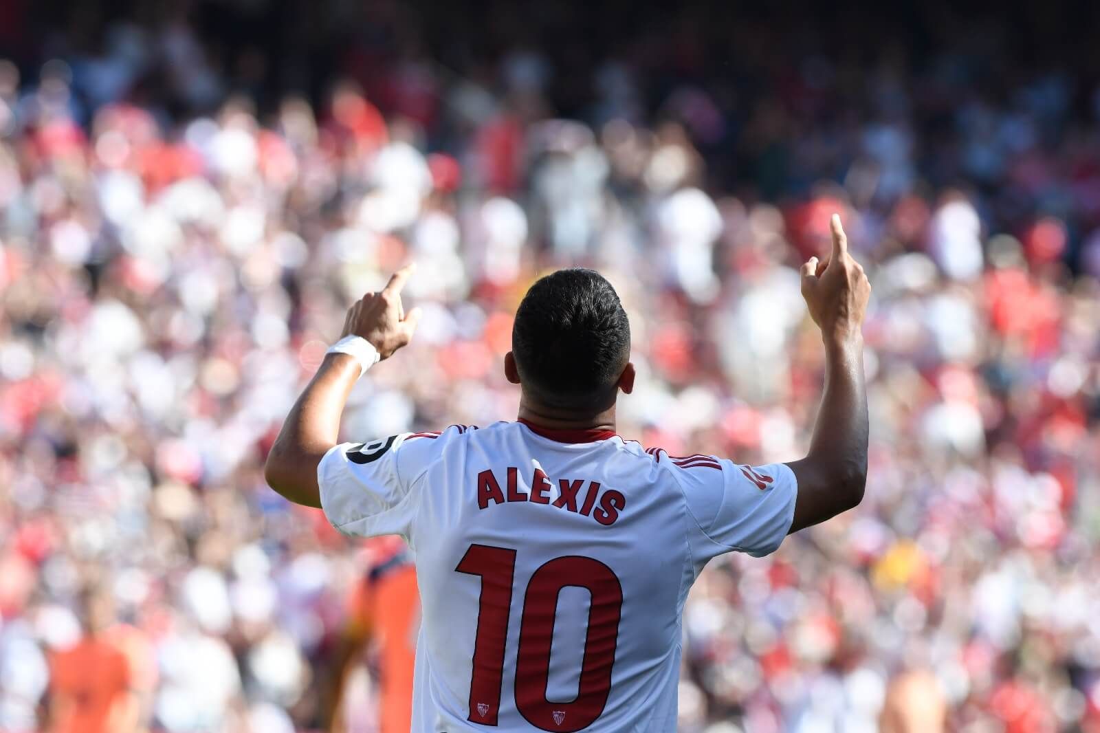 Alexis Sánchez celebra su gol al Barcelona