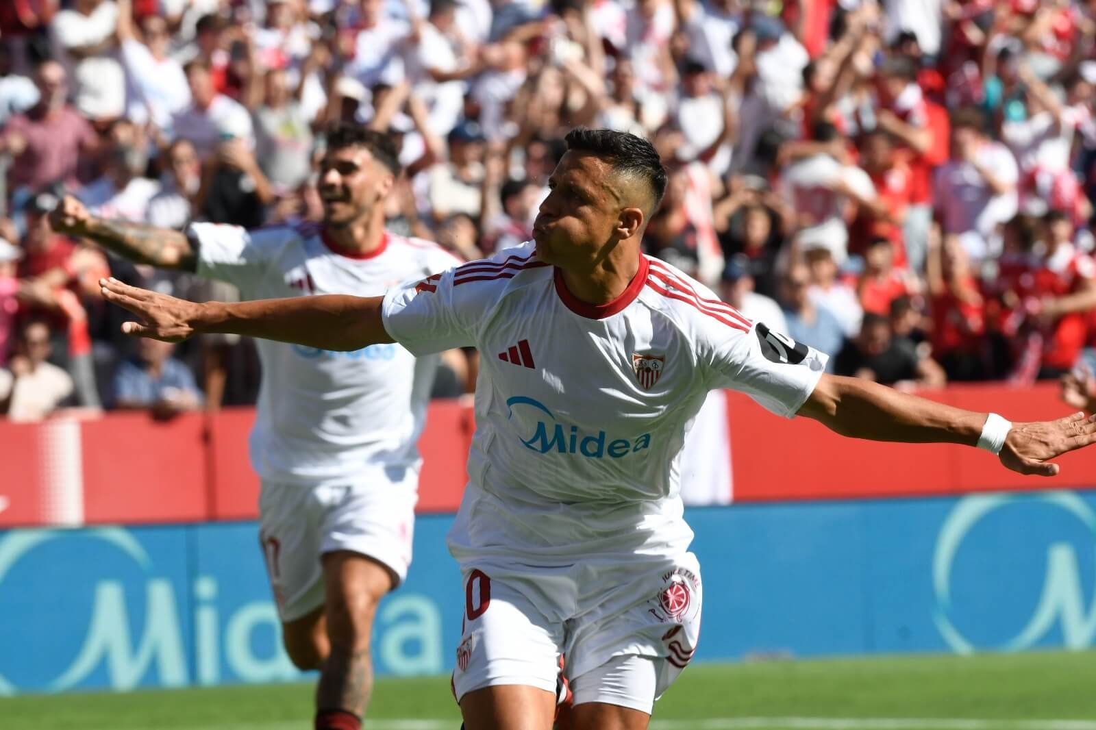  Alexis Sánchez celebra su gol al Barcelona