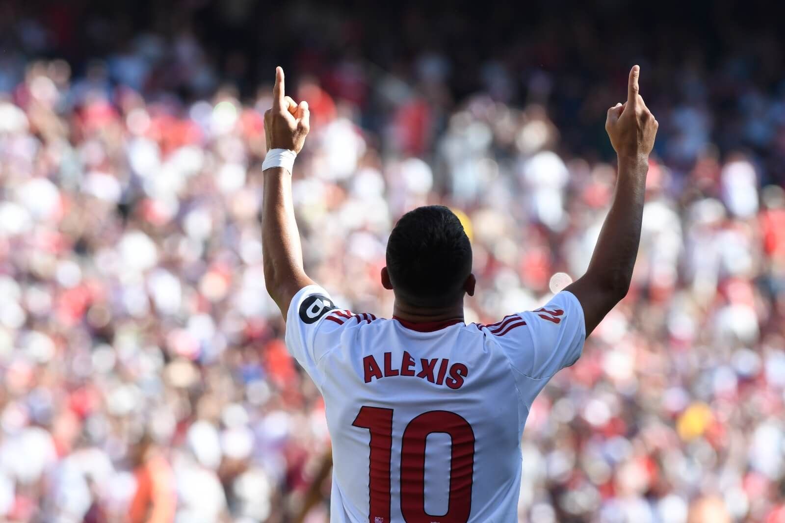  Alexis Sánchez celebra su gol al Barcelona