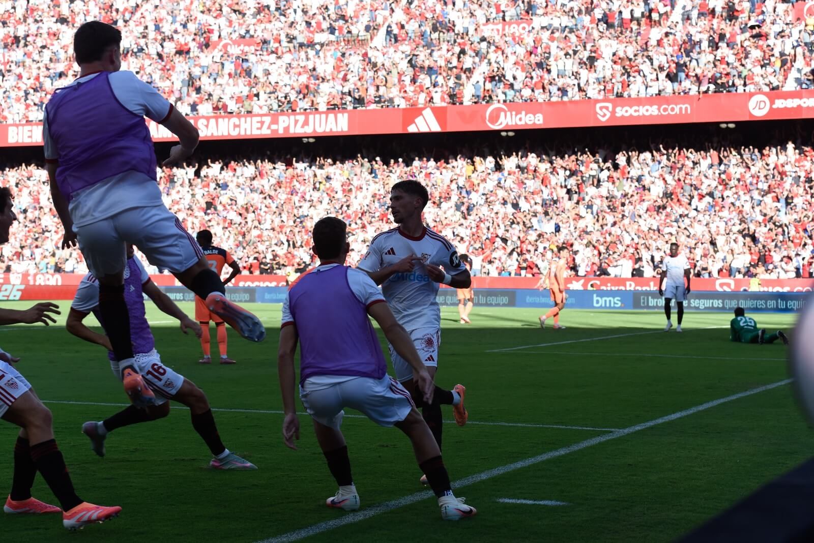  Carmona celebra su gol al Barcelona.
