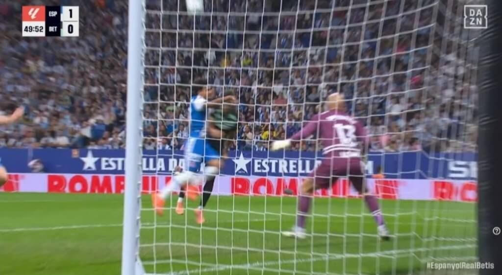  El posible penalti de El Hilali sobre Ez Abde.