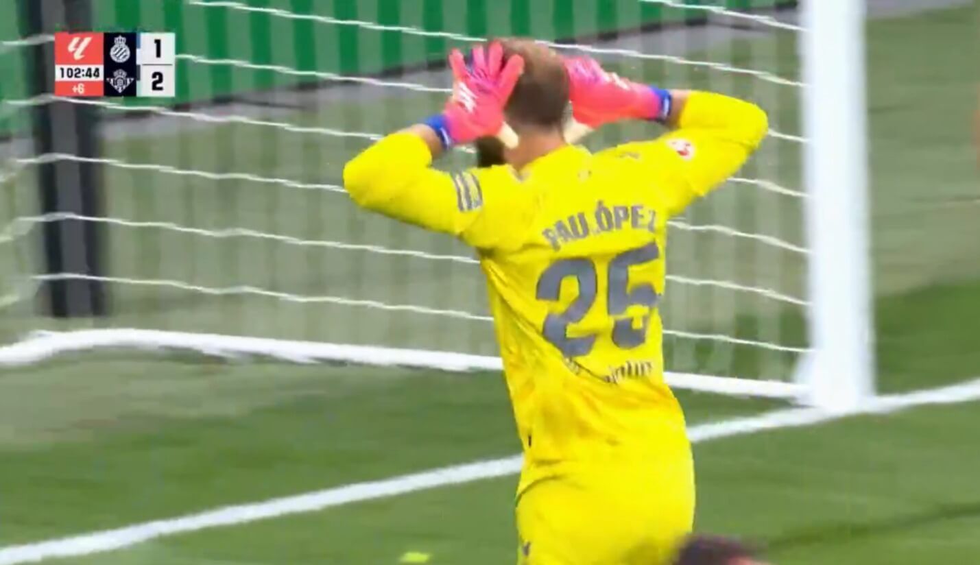 El gesto de Pau López a la afición del Espanyol.