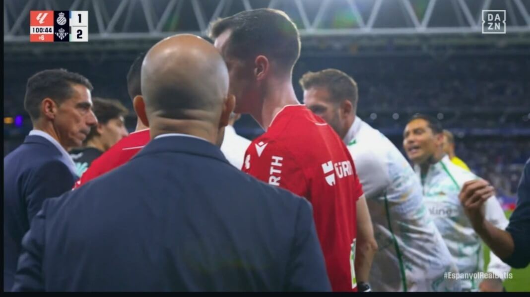  Manu Fajardo con el árbitro del partido.