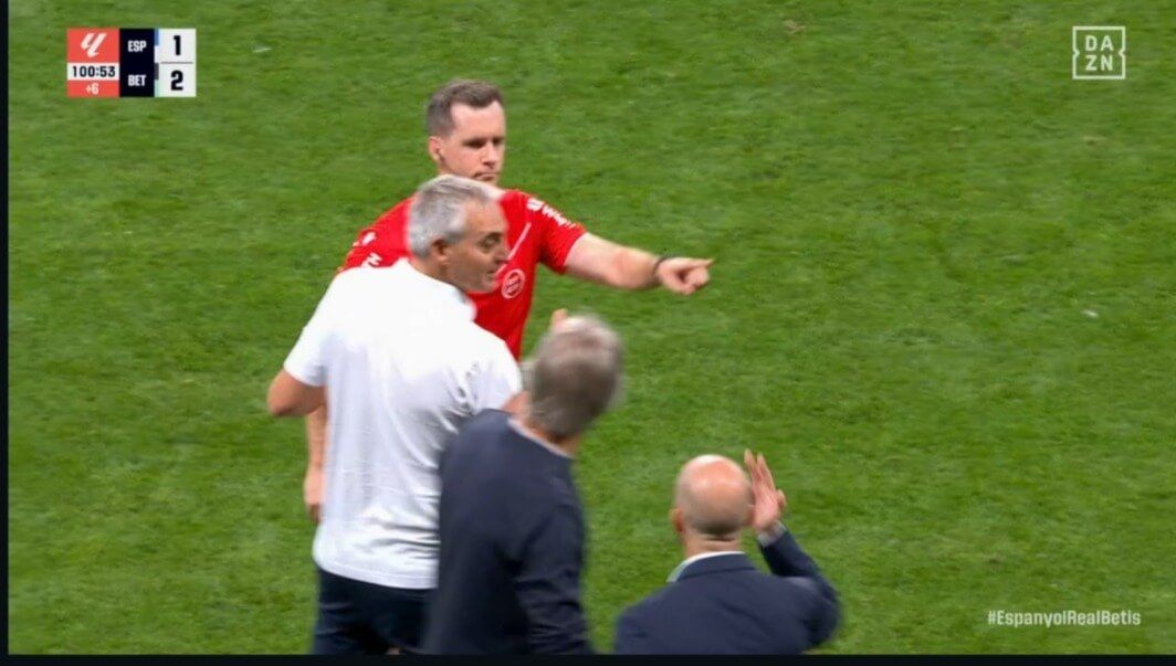  Manu Fajardo protesta al árbitro del partido entre el Espanyol y el Betis.
