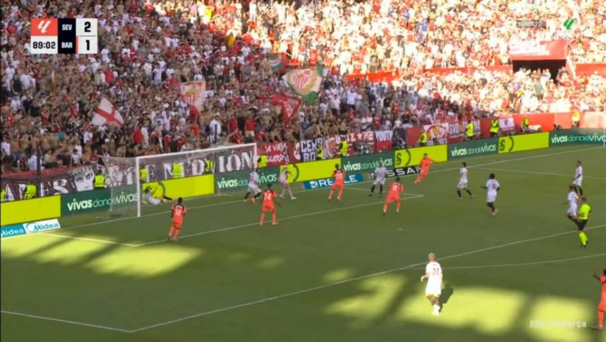 Carmona, enredado en la red 26 segundos antes de marcar su gol.