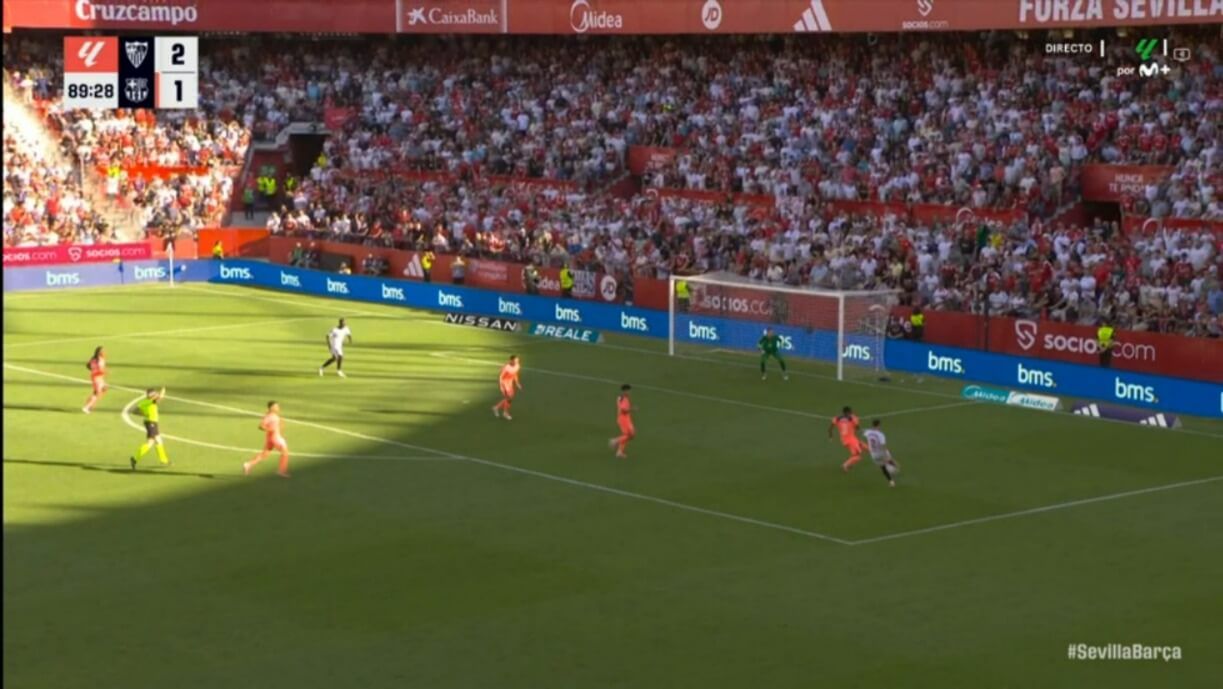 Carmona, chutando para marcar su gol al Barcelona.