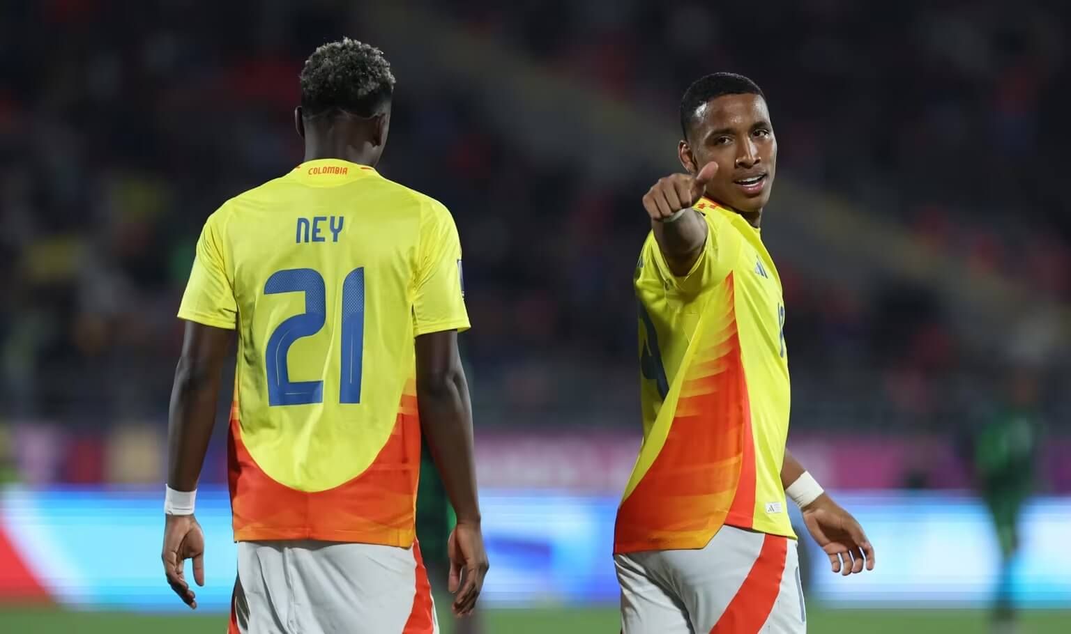 Kéner González celebra junto a Néiser Villarreal (de espaldas) un gol de Colombia sub 20 (Foto: