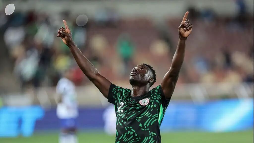  Akor Adams, delantero del Sevilla FC, con Nigeria.