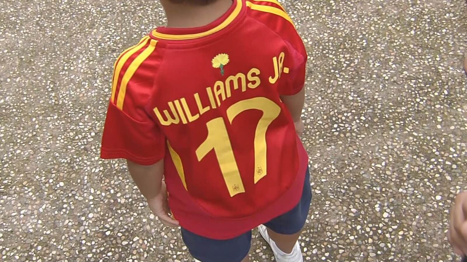 Pequeño aficionado de España posa para ElDesmarque.