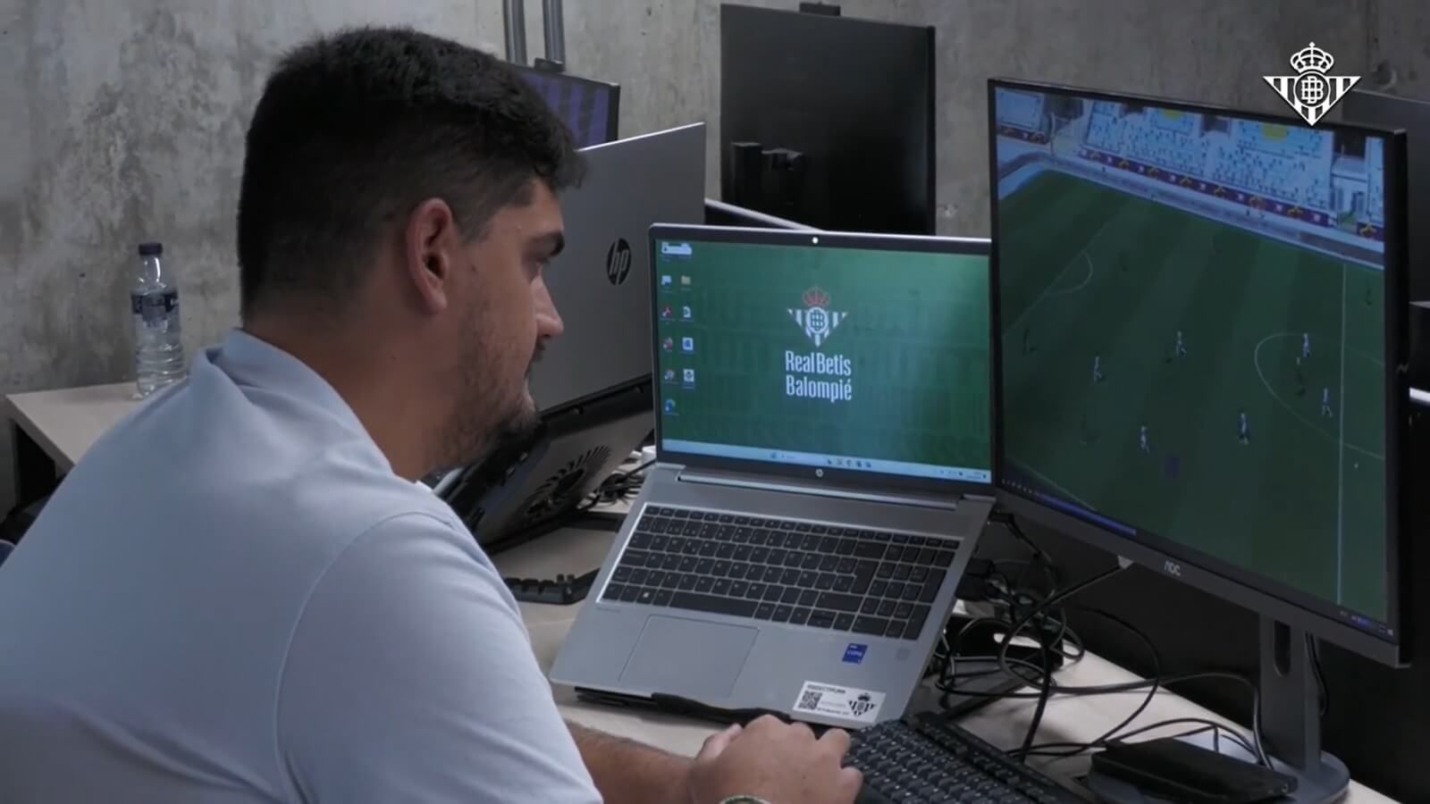  Miembros del grupo de scouting trabajando en la ciudad deportiva