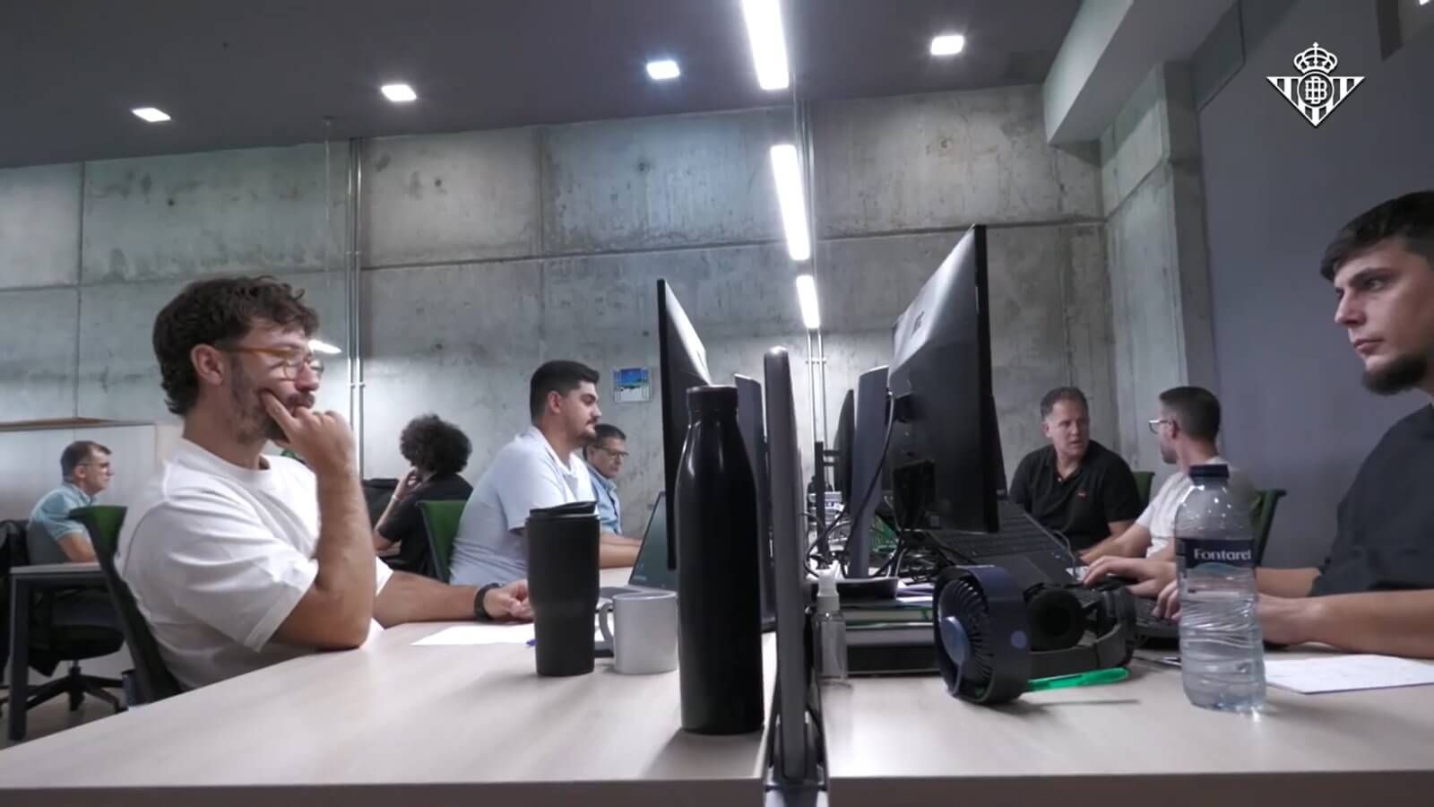  Miembros del grupo de scouting trabajando en la ciudad deportiva