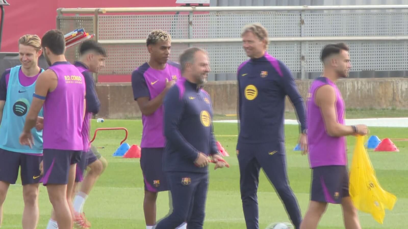 Hansi Flick dirige la última sesión de entrenamiento antes del Clásico.
