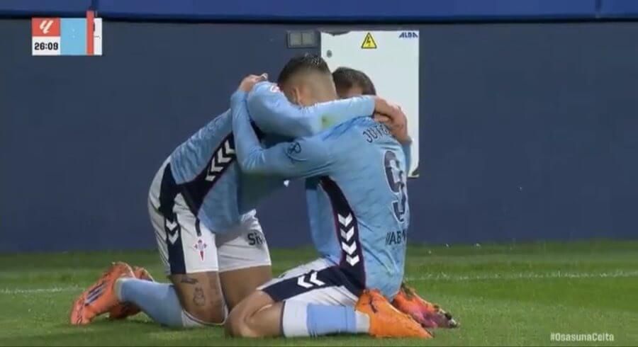  Borja Iglesias abraza a Jutglà en El Sadar. Foto: Movistar Plus.