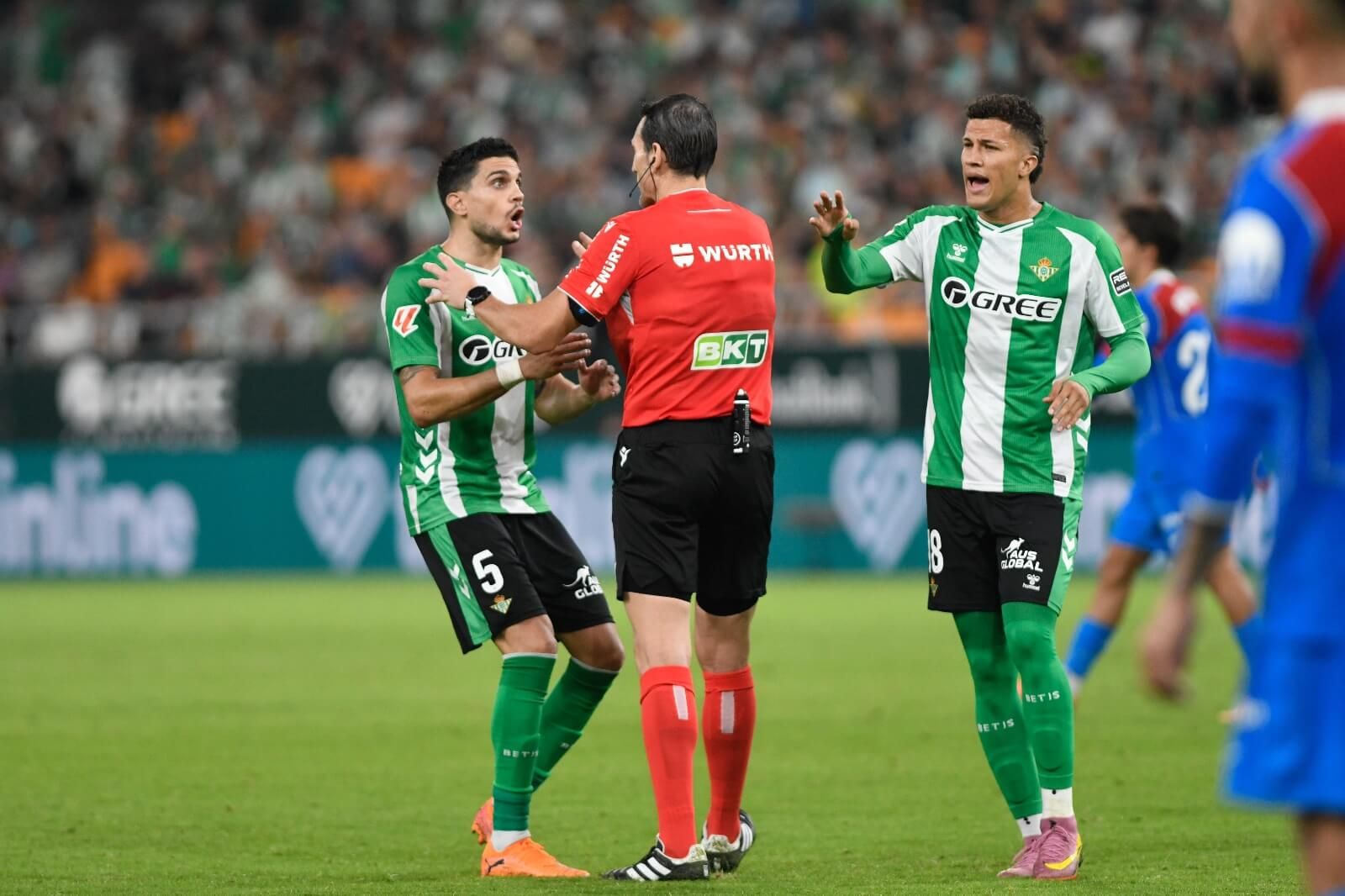  Jugadores del Betis reclaman a Munuera Montero una decisión