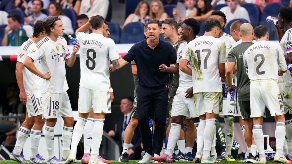 Xabi Alonso dando órdenes a sus jugadores (Cordon Press)