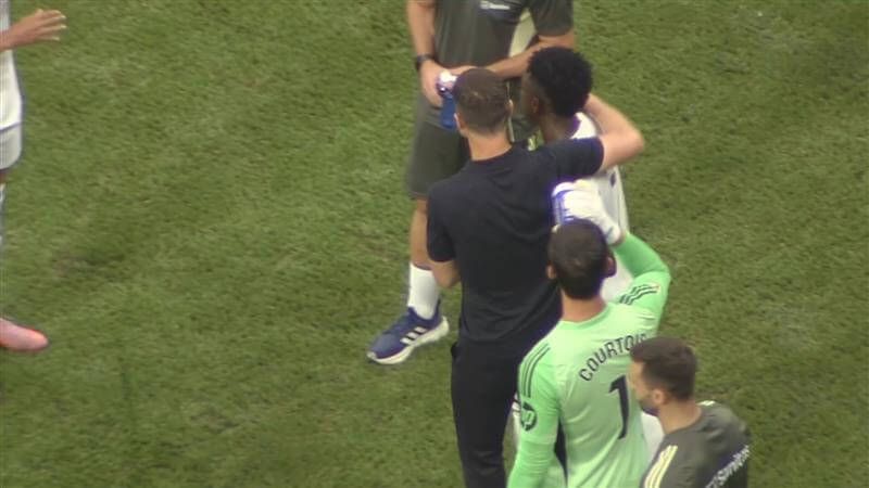 Xabi Alonso hablando con Vinicius Jr