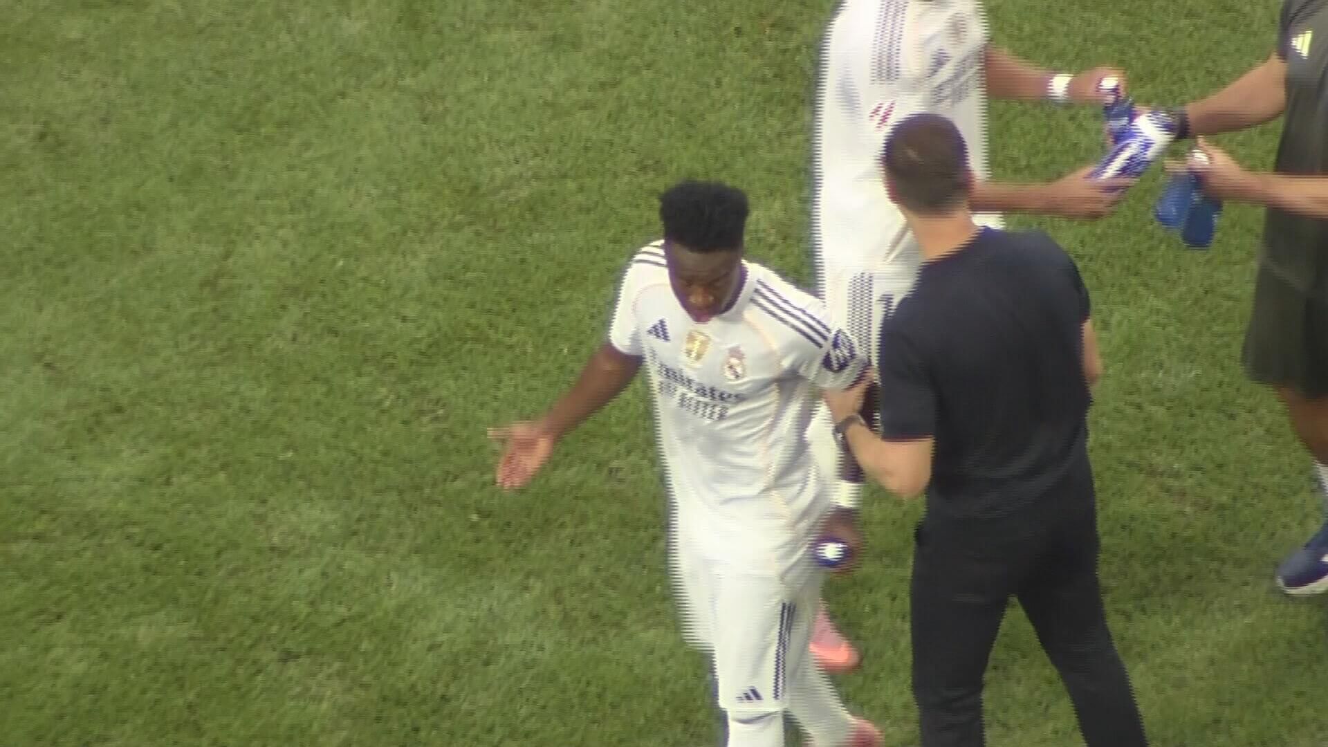 Xabi Alonso hablando con Vinicius Jr