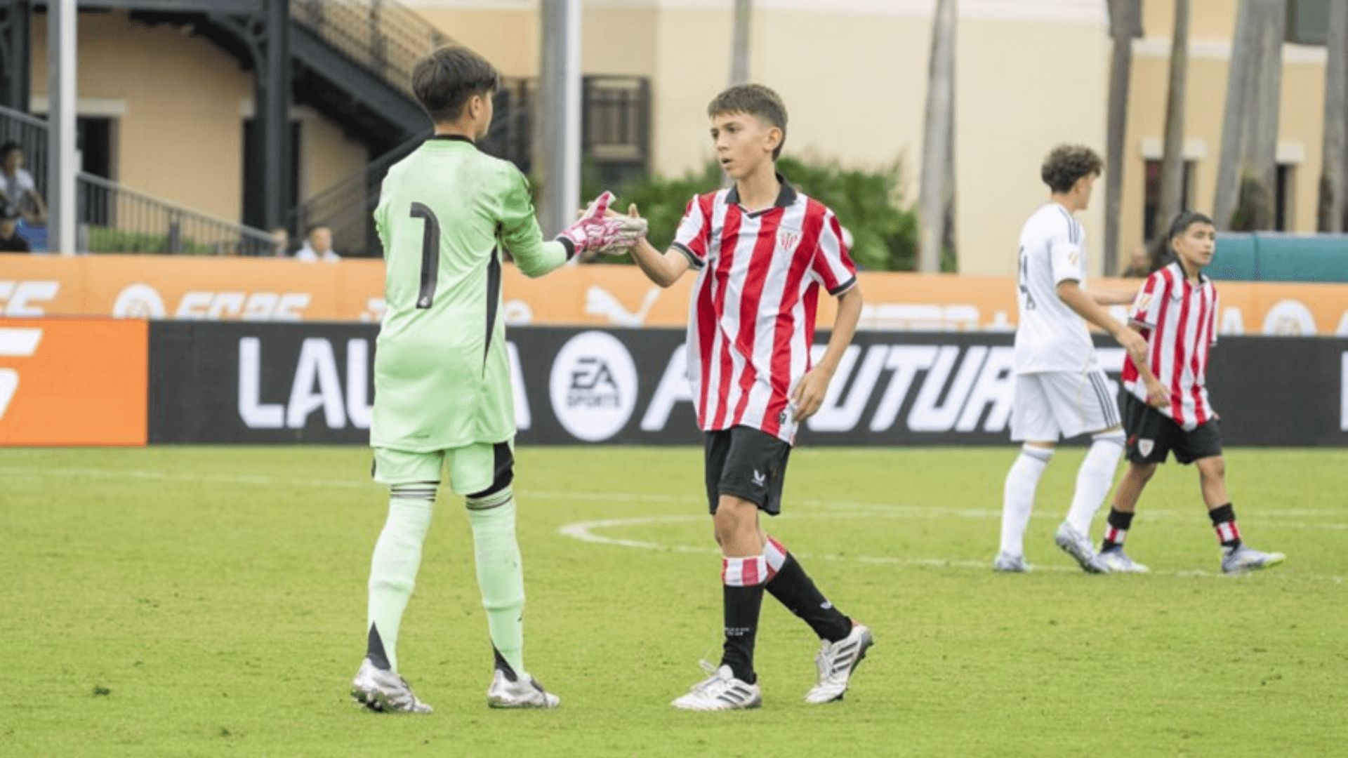  Yago Núñez saluda a un rival bilbaíno en Orlando..