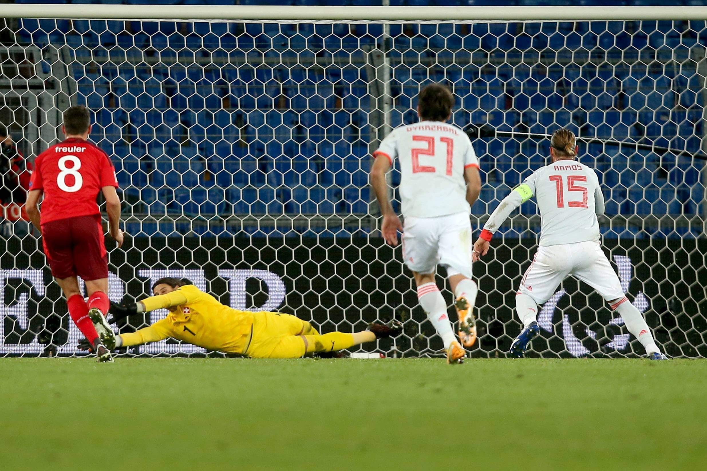  Yann Sommer le para un penalti a Sergio Ramos en 2020