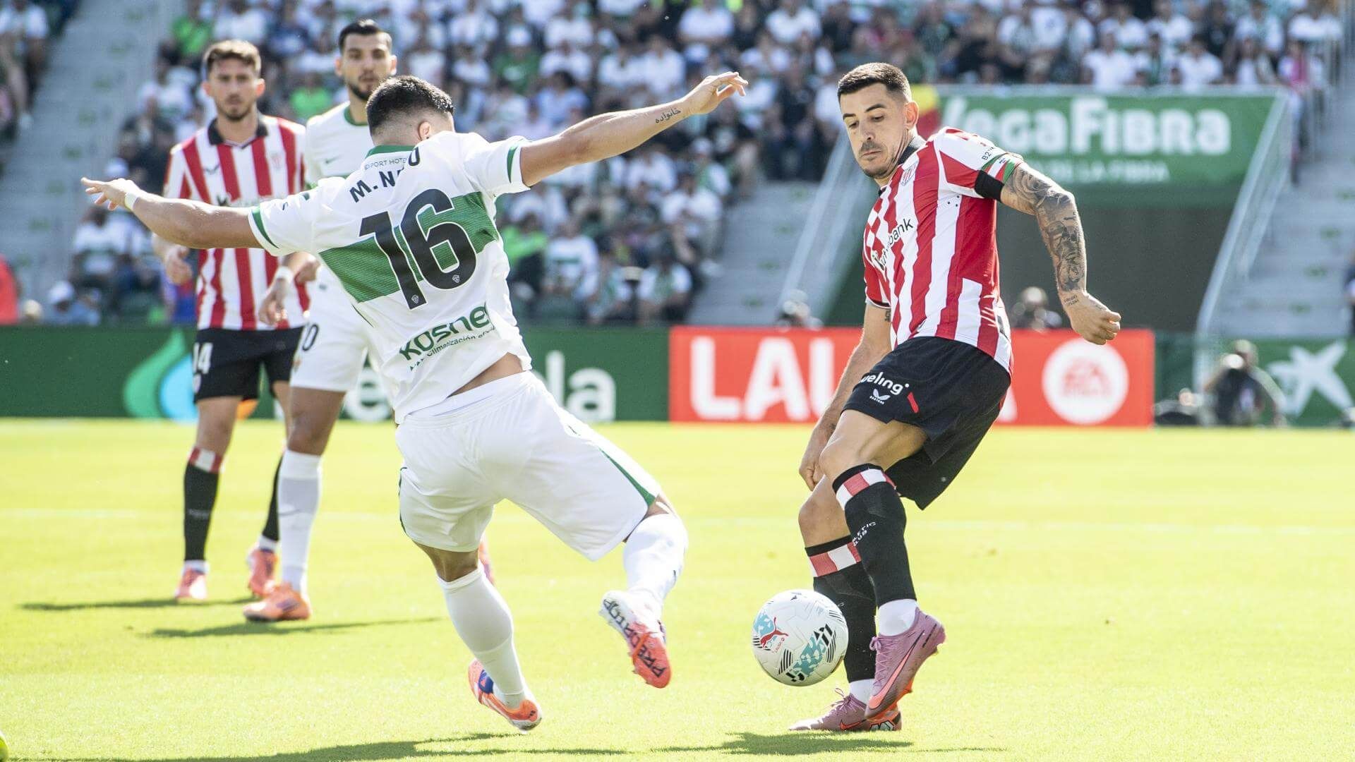  Yuri Berchiche la pelea en el partido ante el Elche CF en el Martínez Valero.