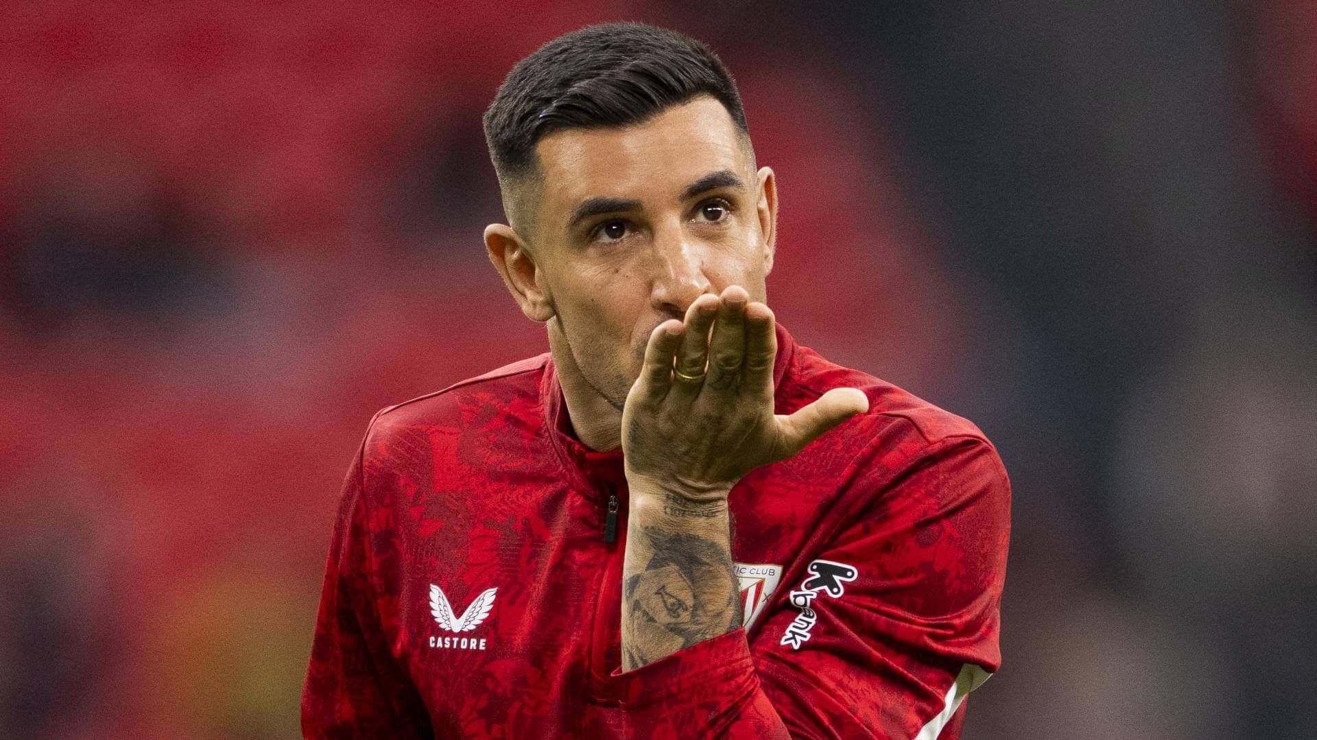  Beso del lateral Yuri Berchiche a la grada de San Mamés en un calentamiento.