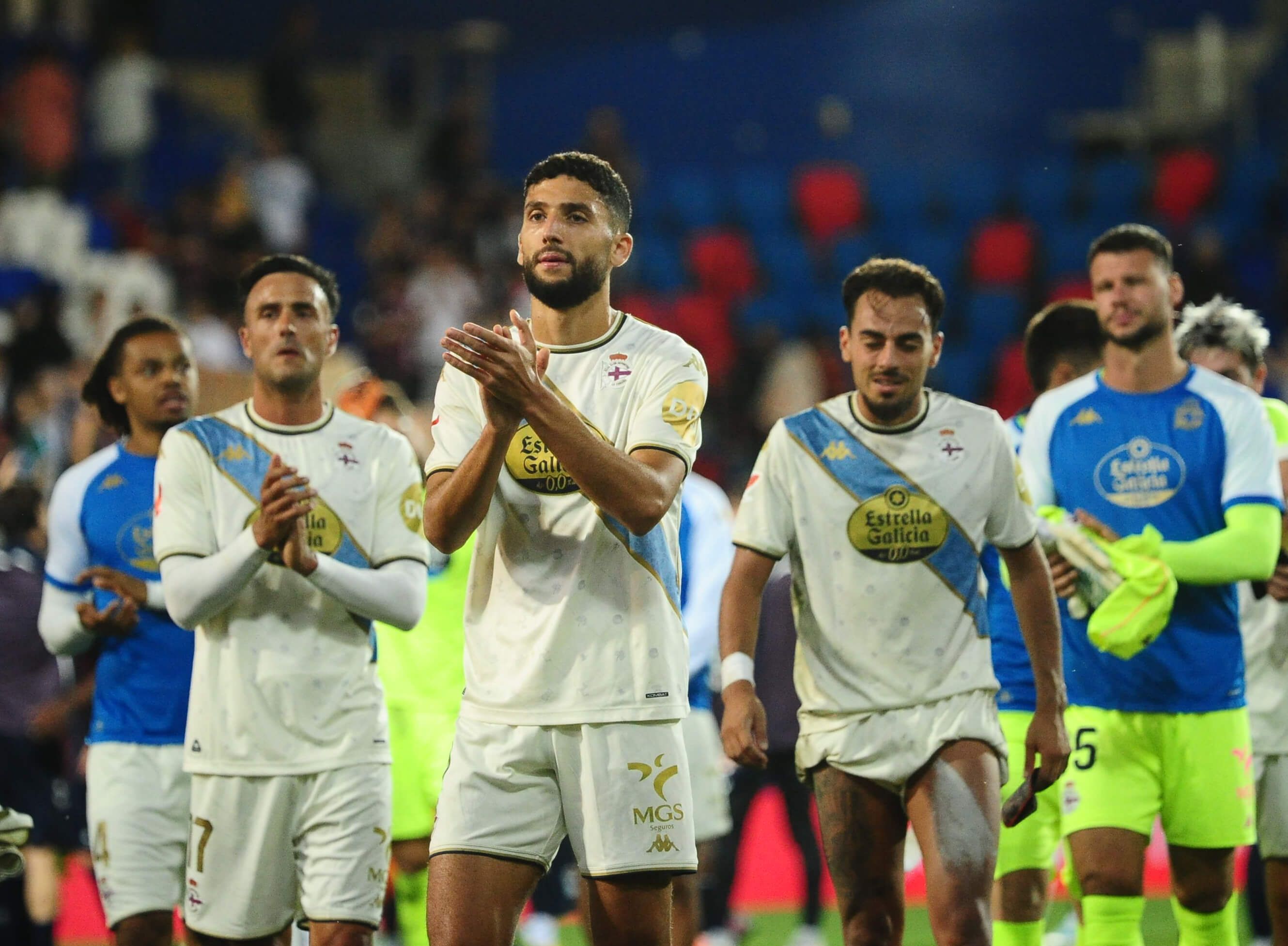  Zakaria Eddahchouri aplaude a la afición tras el Eibar-Dépor.