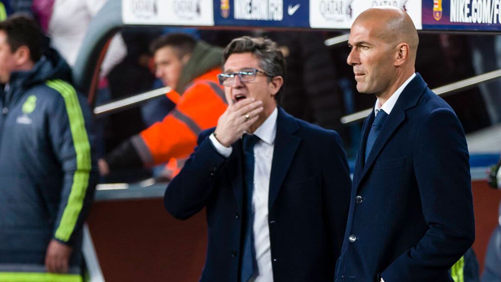 Zinedine Zidane y Chendo, en el debut del francés en un Clásico como entrenador del Real Madrid