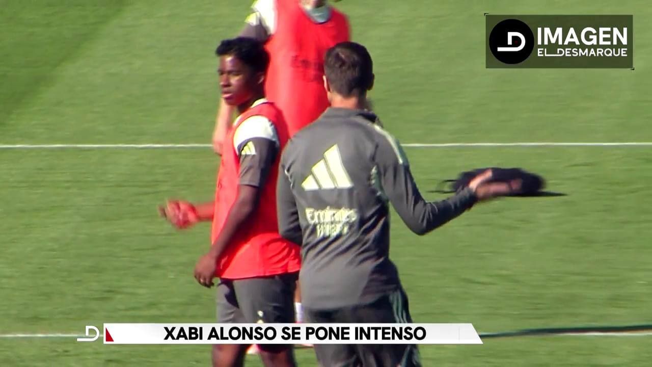 Xabi Alonso explicando a Endrick el ejercicio.