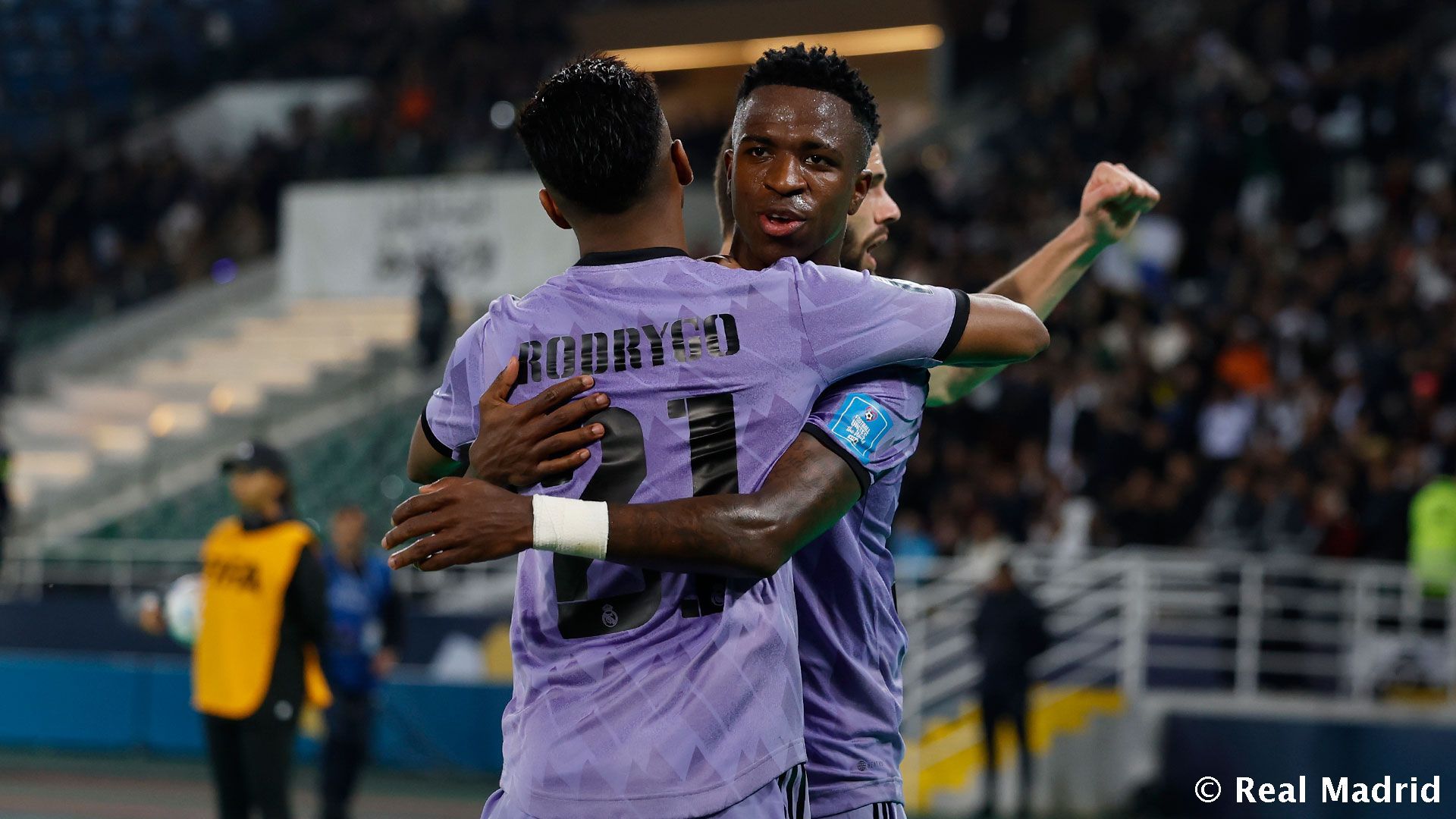 Rodrygo y Vinícius celebran en el Al Ahly-Real Madrid.