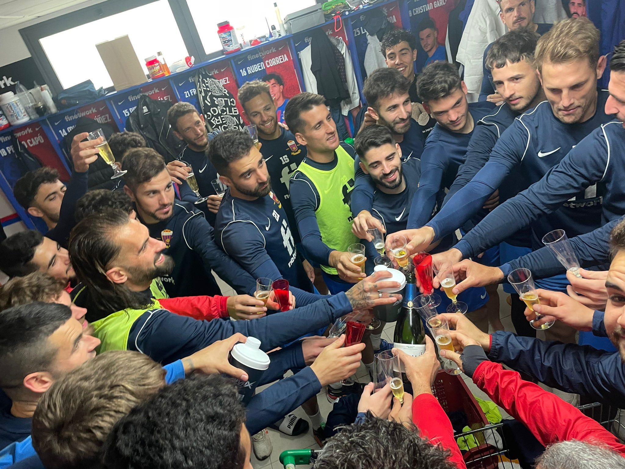 La plantilla del CD Eldense quiere volver a brindar en Copa tras el partido contra el Athletic Club.