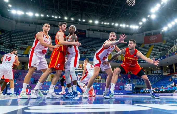 España certificó ante Montenegro su plaza en octavos de final.
