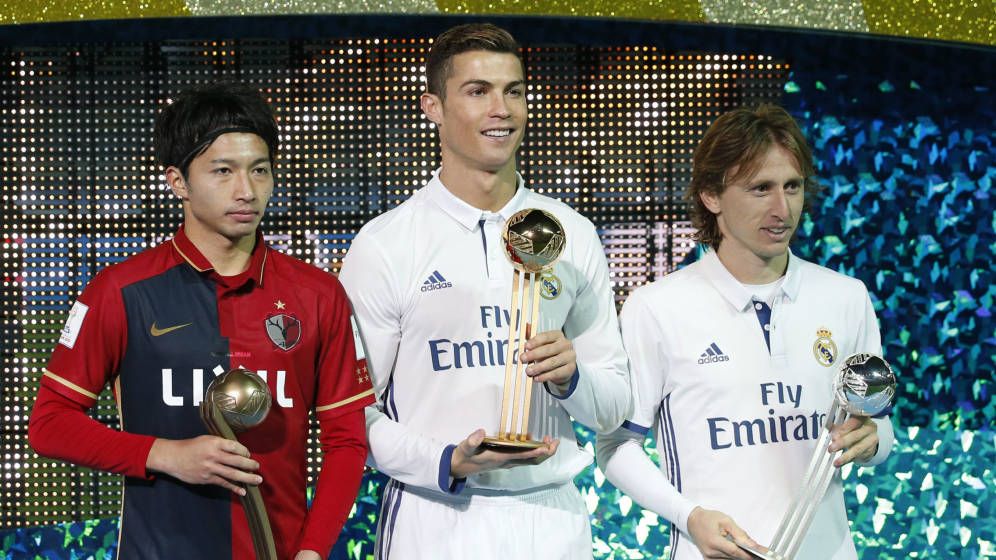  Gaku Shibasaki recibe el Balón de bronce del Mundial de Clubes junto a Cristiano Ronaldo y Luka Modric tras la final en la que el Real Madrid se impuso por 4-2 al Kashima Antlers.