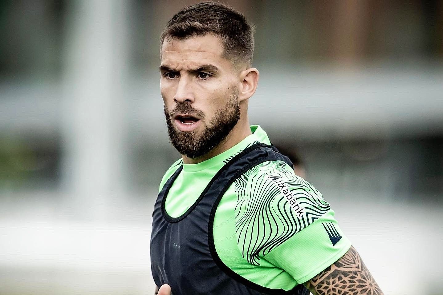  El central Iñigo Martínez se entrena en Lezama.