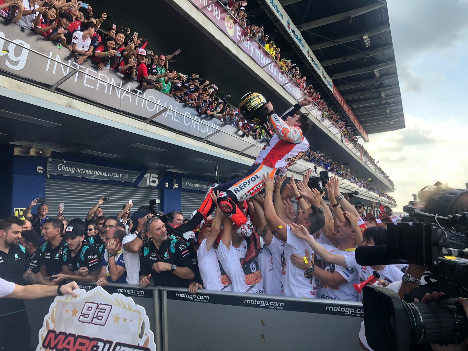  Marc Márquez es manteado por su equipo.