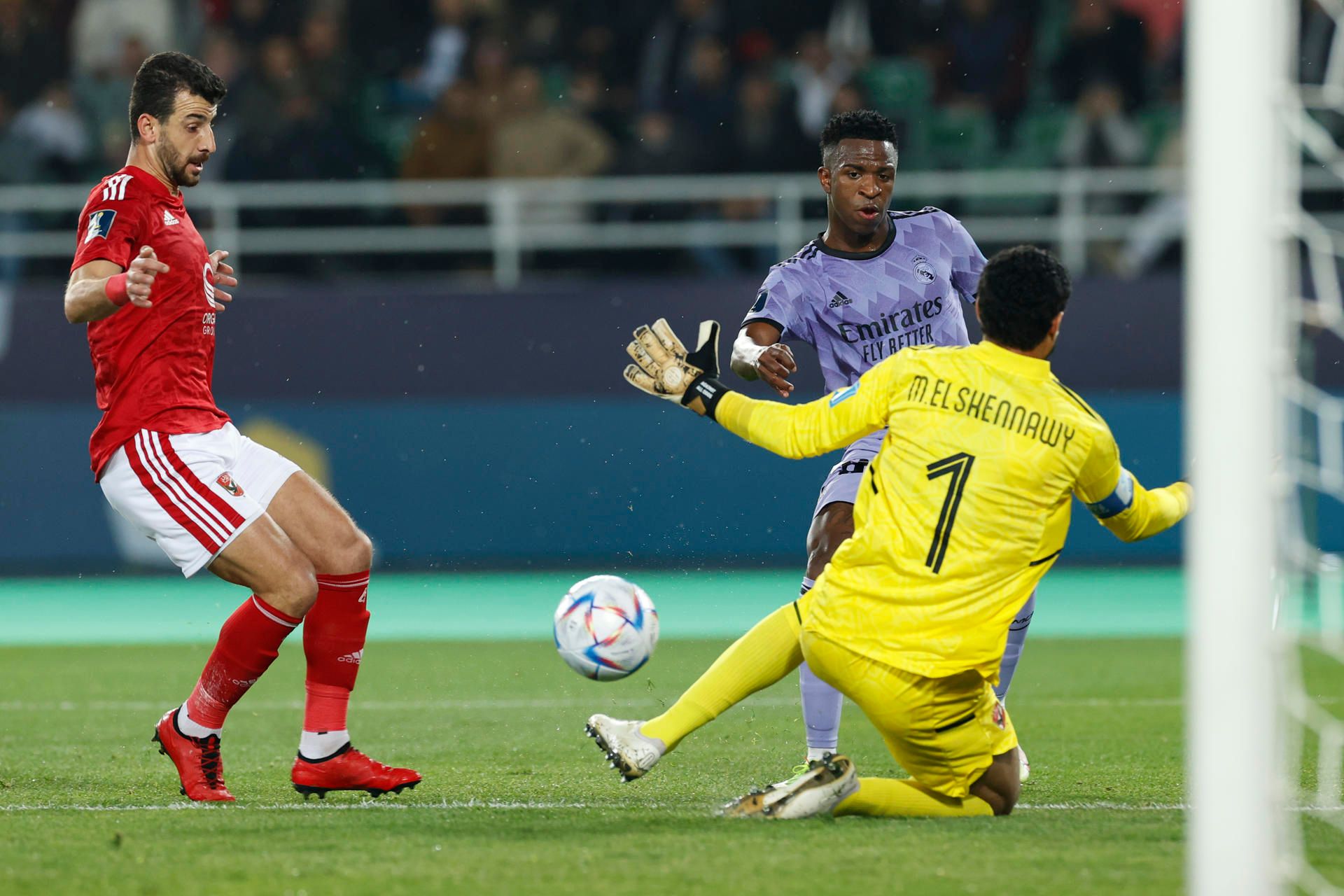  Vinícus, en una jugada ante El Shenawy (FOTO: EFE).