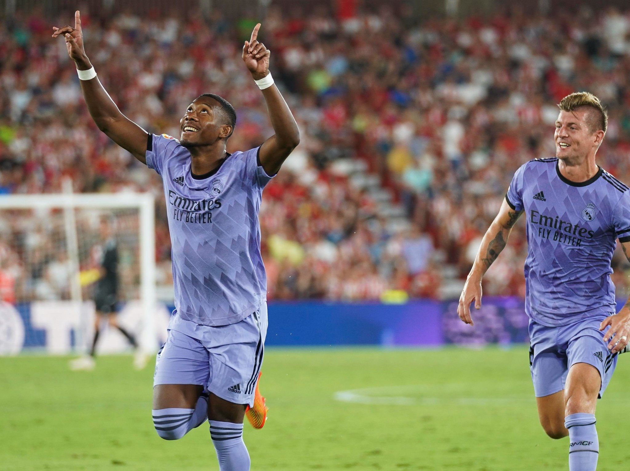  David Alaba, junto a Kroos, celebra su golazo en el Almería-Real Madrid.