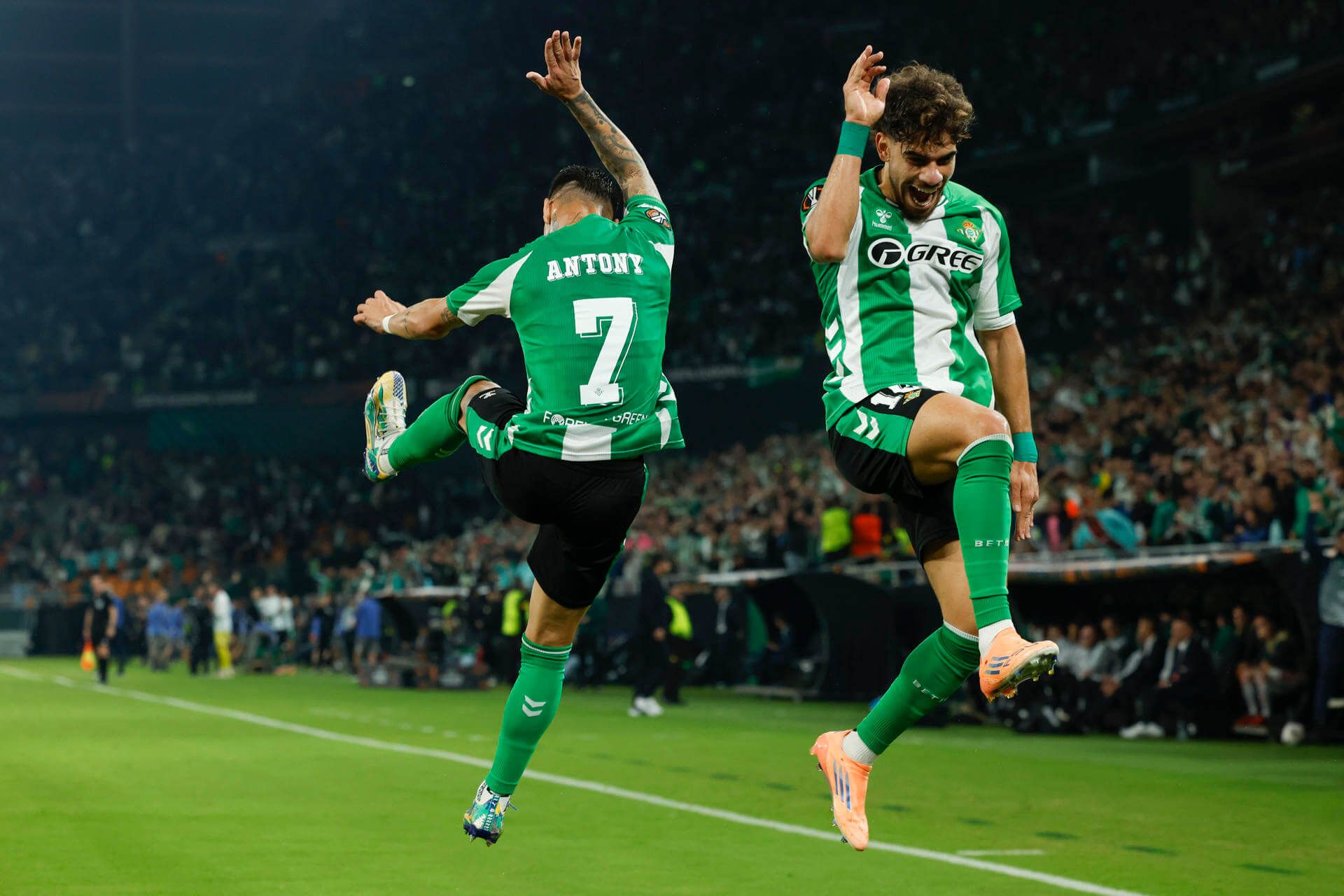  Ez Abde y Antony celebran un gol del Betis al Lyon