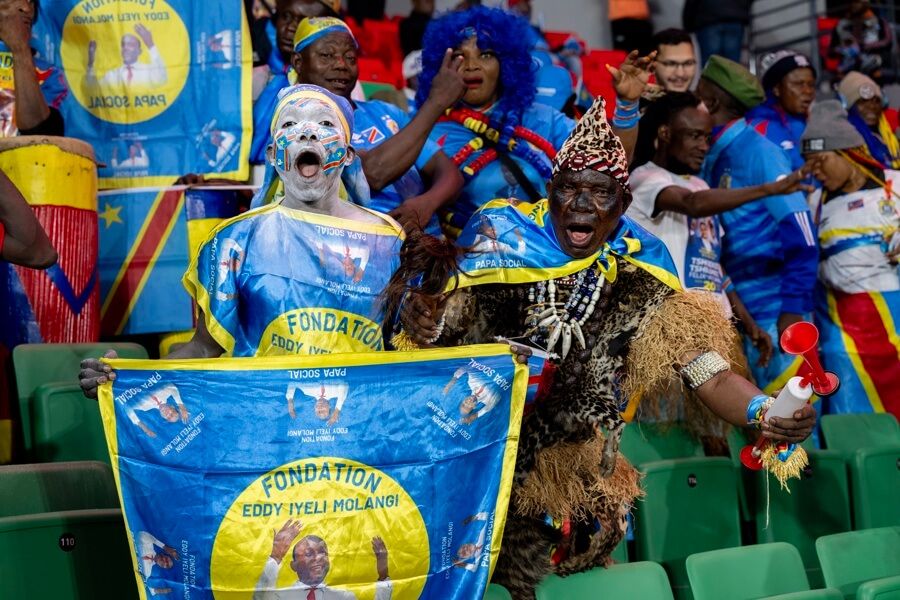 Aficionados de la RD Congo celebran el pase.