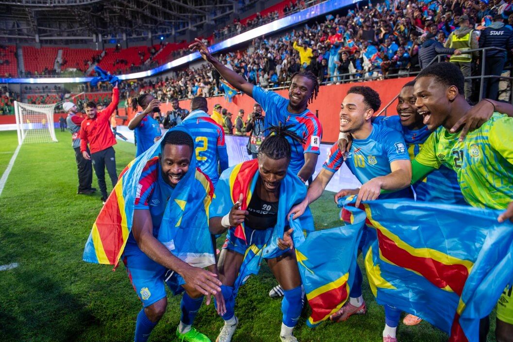 Bakambu celebra el pase de Congo a la repesca del Mundial 2026.