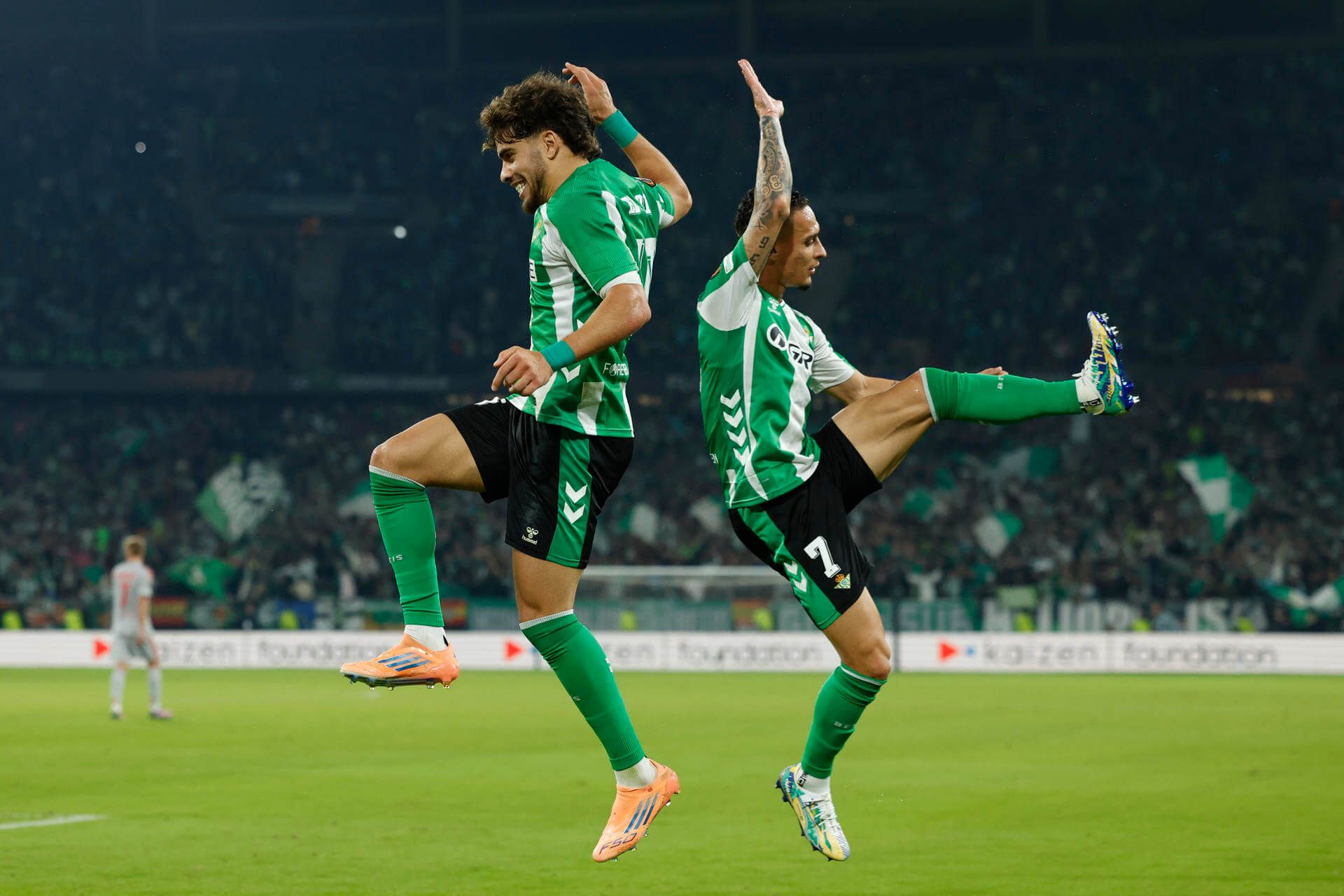  Ez Abde y Antony celebran un gol del Betis al Lyon
