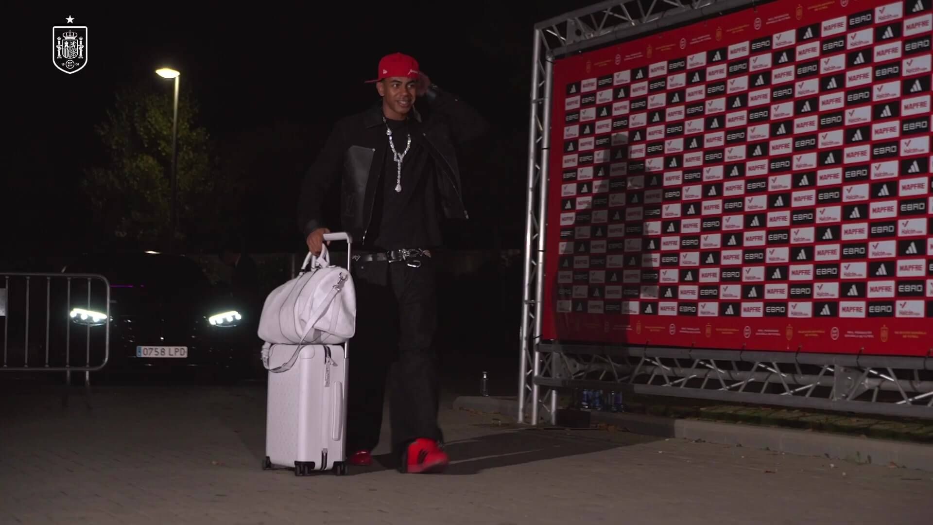 Lamine Yamal llega a la concentración en Las Rozas.