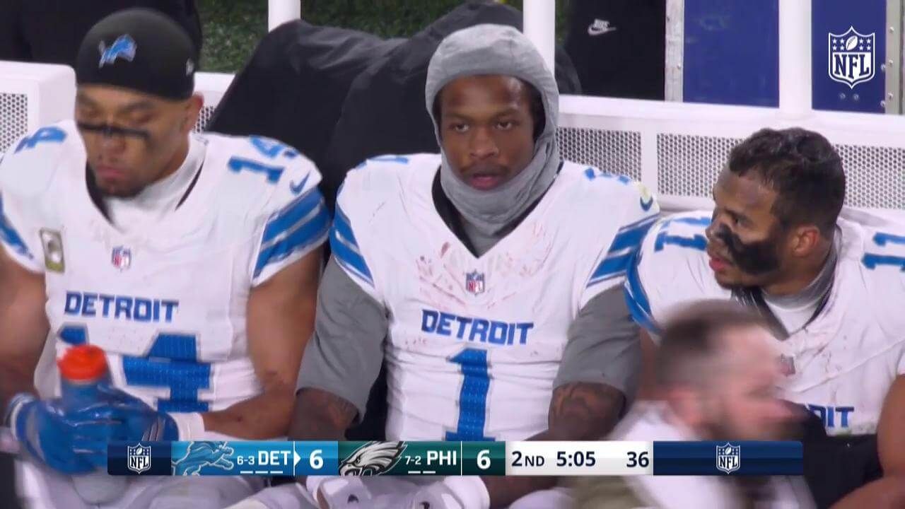 Jameson Williams tras ver que su equipo no anotaba el punto extra de su touchdown