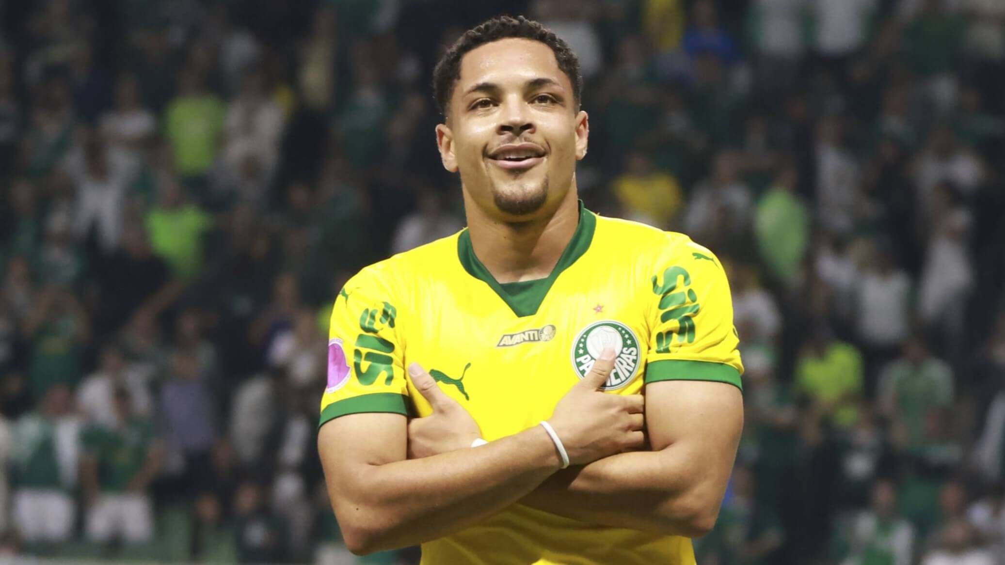  Vitor Roque celebra un gol con Palmeiras.