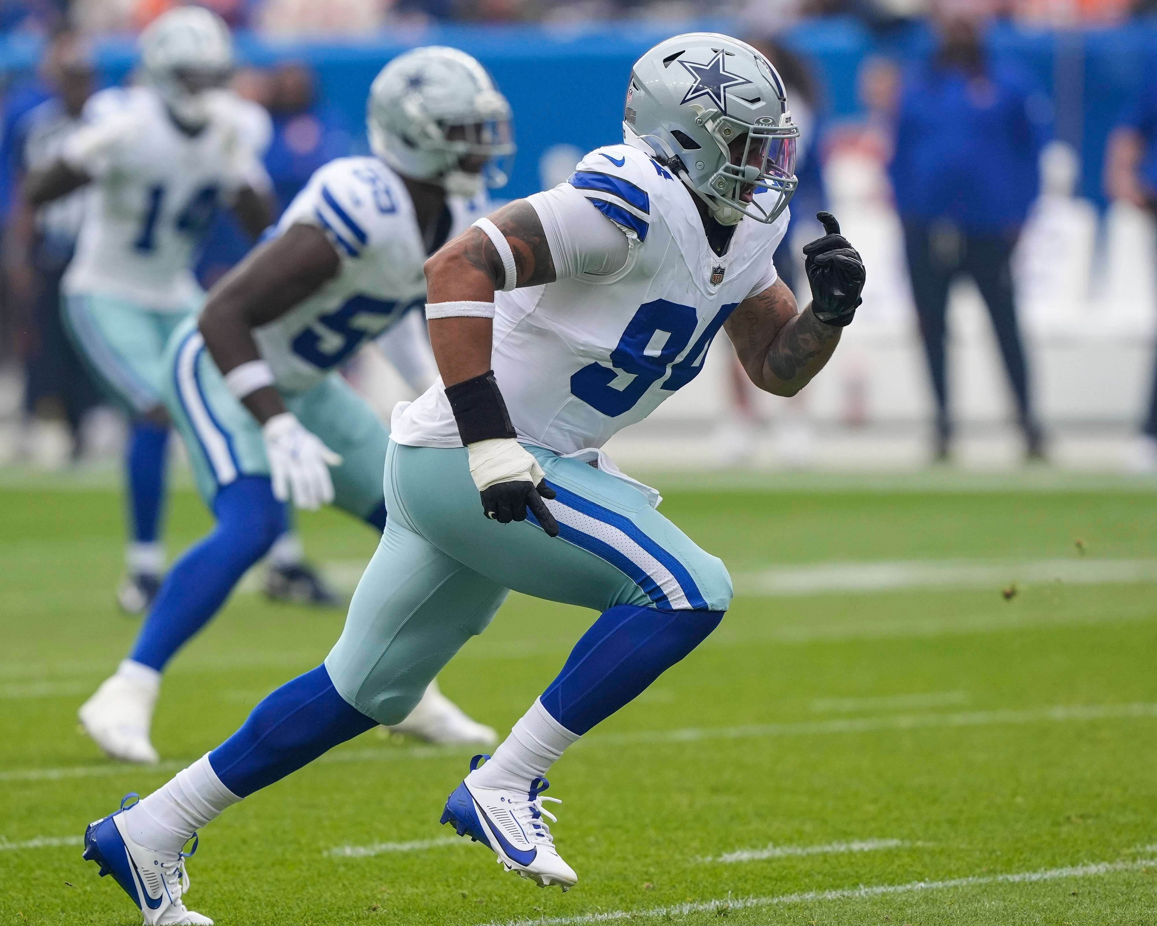  Marshawn Kneeland disputa un encuentro en la NFL.