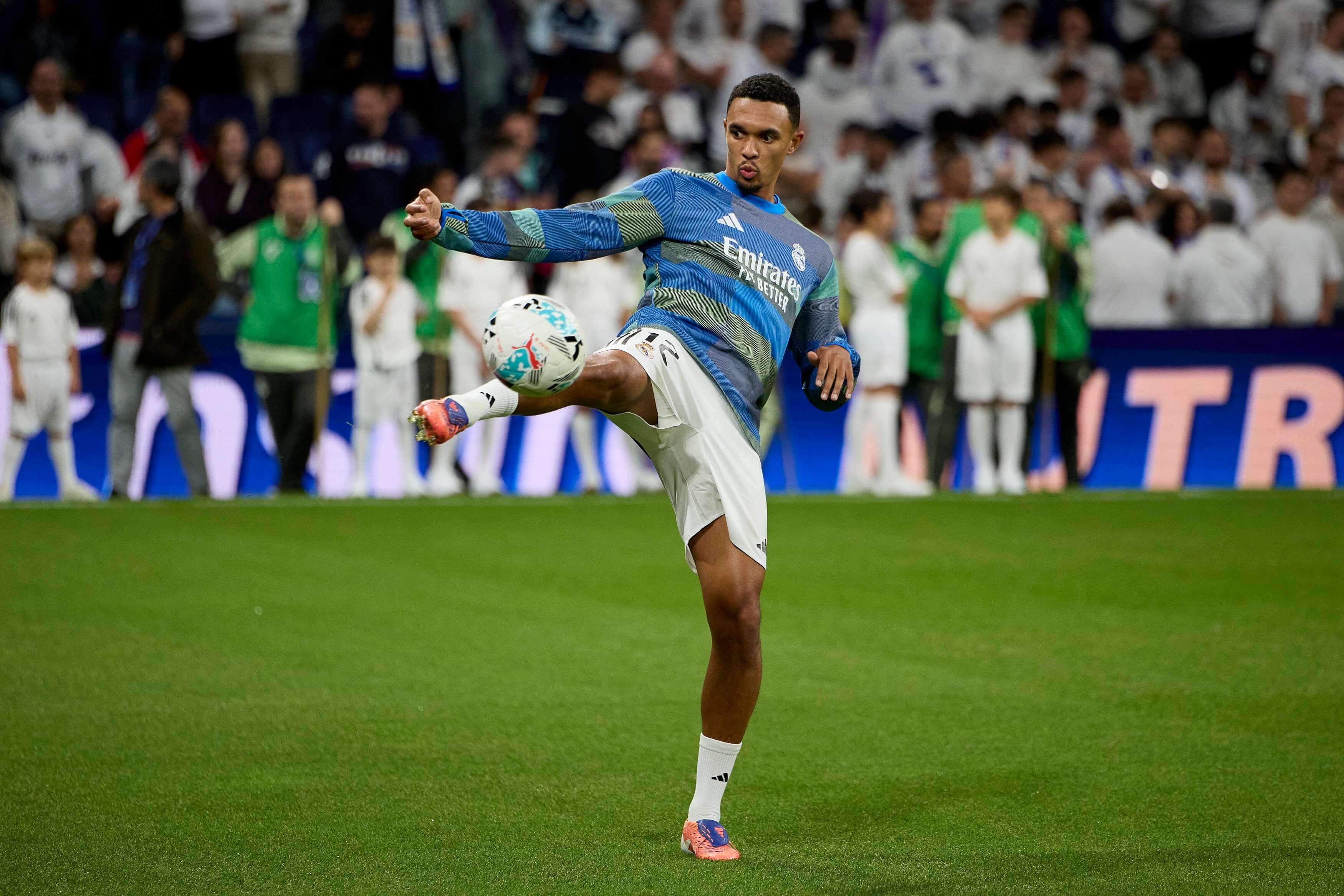  Trent Alexander-Arnold, en un calentamiento en el Bernabéu.