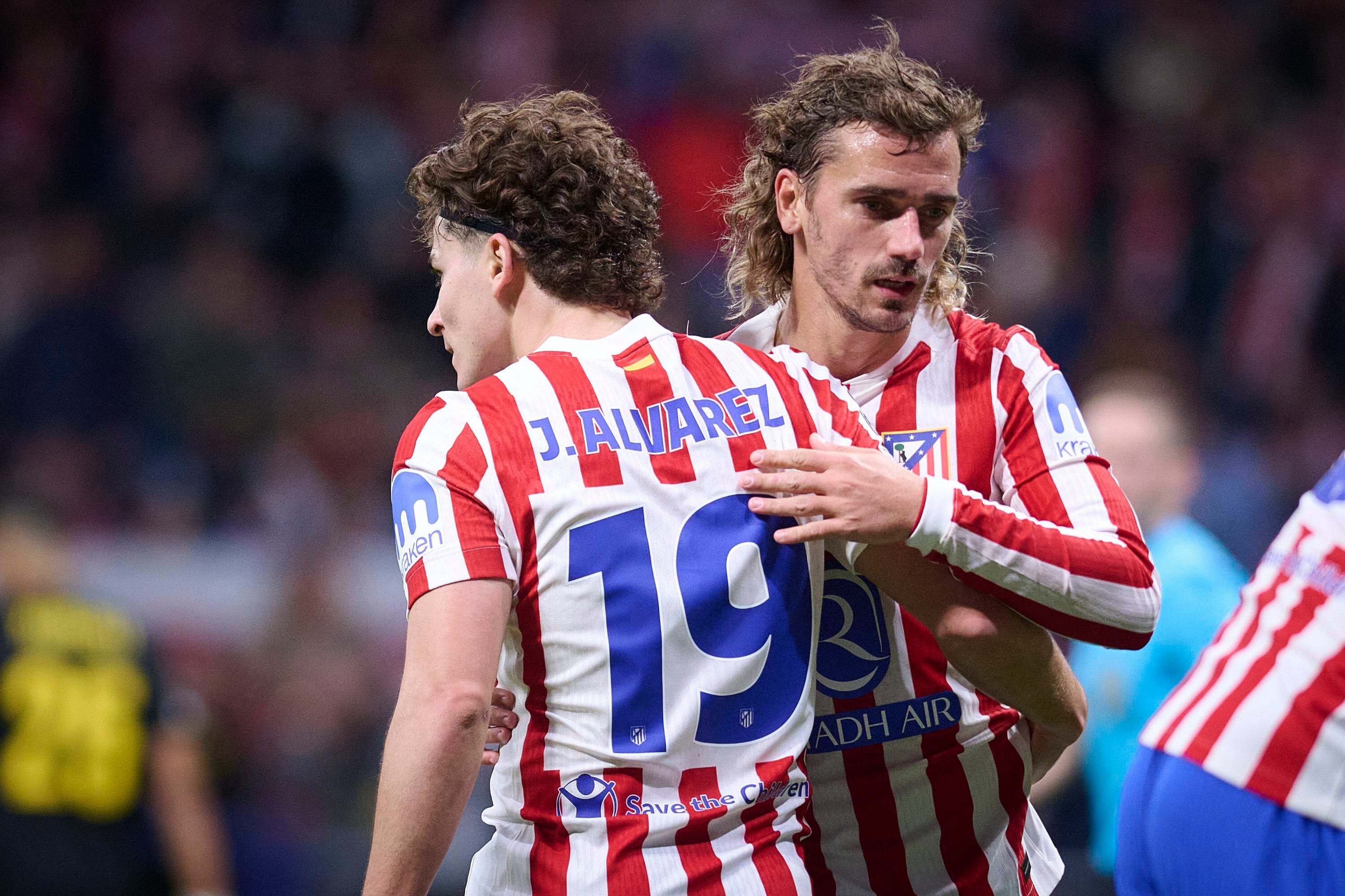  Julián Álvarez y Griezmann, en un partido del Atlético de Madrid (Cordon Press)