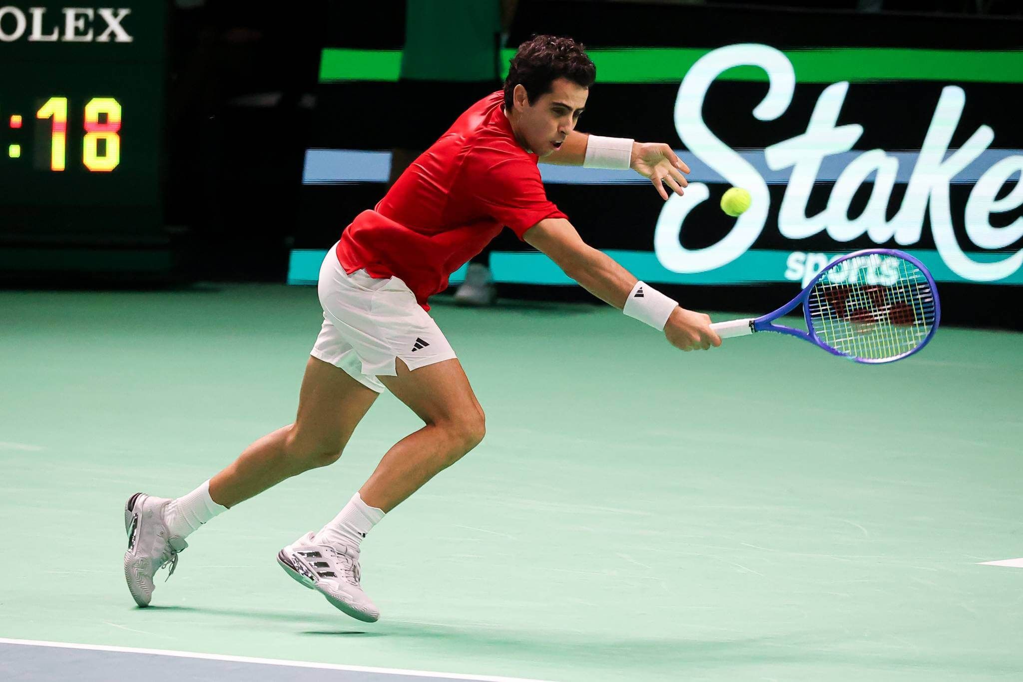 Jaume Munar golpea la bola ante Lehecka en la Copa Davis.