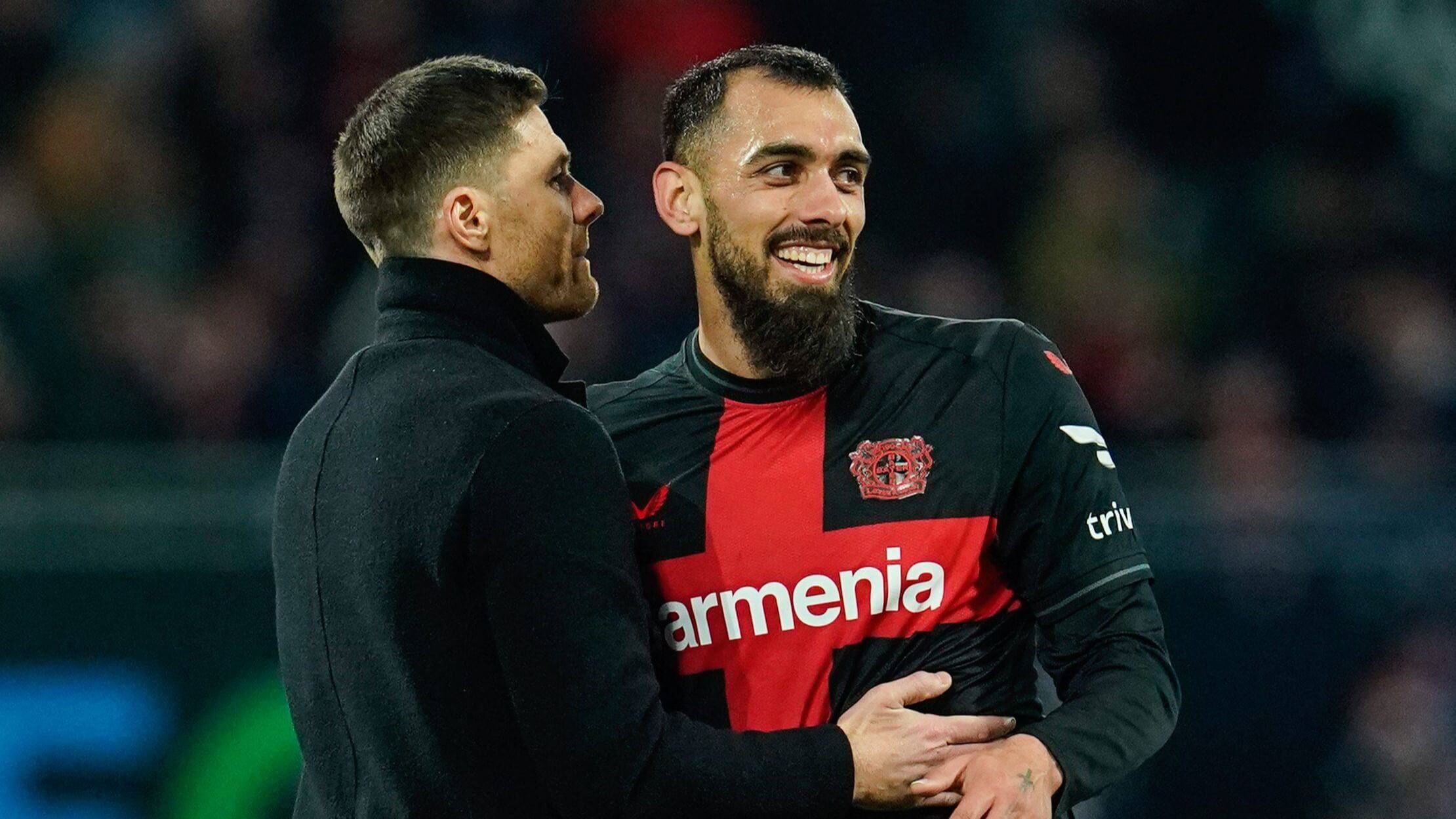  Borja Iglesias, con Xabi Alonso en el Bayer Leverkusen.