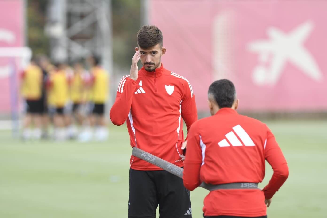  Kike Salas, en un entrenamiento del Sevilla.