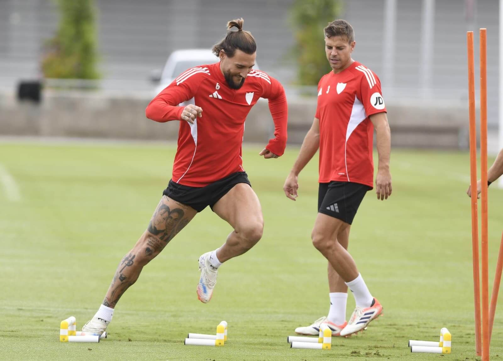  Gudelj y Azpilicueta, en el entrenamiento de este viernes.